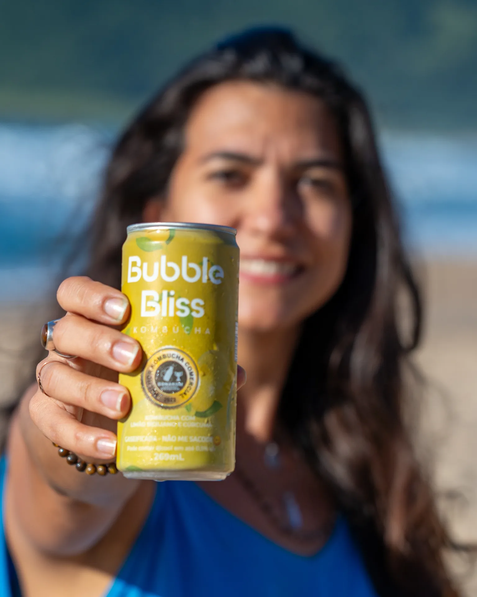 Cliente Bubble Bliss com kombucha de limão siciliano na praia